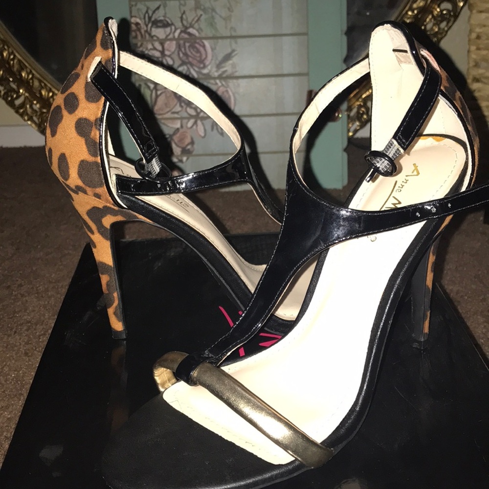 T strap leopard black/gold sandals